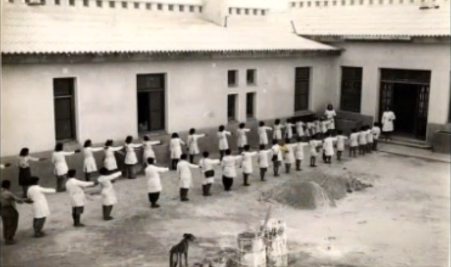 Escuelas en democracia, reglamentos de la dictadura